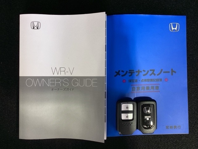 スマートキーは鍵をバッグに入れたままでもドアロックの開閉やエンジンのON・OFFができます。夜間や雨の日も鍵を探さなくて良いので便利です。