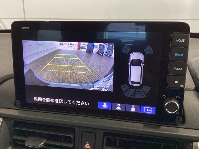 リバースギアに入れるだけで後方の表示へ切り替わります。夜間や雨の日の駐車も楽になりますよ。