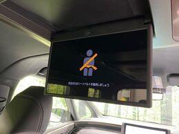 【フリップダウンモニター】大画面モニターで後席でもエンタメをお楽しみいただけます。小さなお子様にも大人気の装備です♪