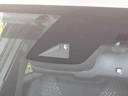 【トヨタセーフティセンス】走行中に前方の車両等を認識し、衝突しそうな時は警報とブレーキで衝突回避と被害軽減をアシスト。より安全にドライブをお楽しみいただけます。