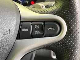 【クルーズコントロール】高速道路もラクラク走行。アクセルを離しても一定速度で走行ができ、長距離運転時の負担を軽減！加速・減速も簡単なスイッチ操作で調整できます。