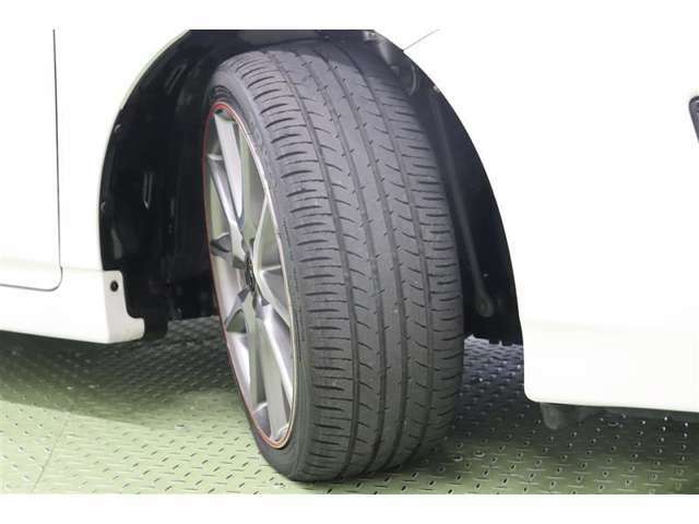 タイヤサイズはハイスペックな　215/40R18。