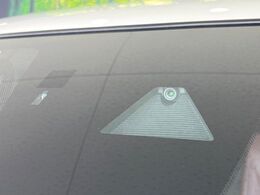 【スマートブレーキサポート】走行中に前方の車両等を認識し、衝突しそうな時は警報とブレーキで衝突回避と被害軽減をアシスト。より安全にドライブをお楽しみいただけます。