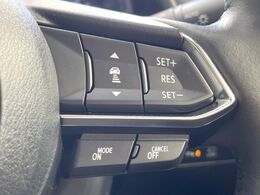 【マツダ・レーダークルーズコントロール】高速道路での長距離走行が楽に！自動で速度を保つクルーズコントロールが、衝突軽減システムと連携し、前方の車両を感知して車間を保つように速度調節してくれます！！