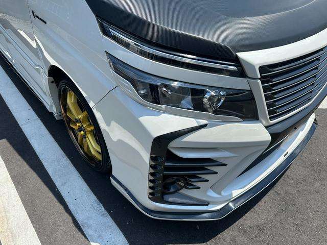 ヘッドライト類は純正になりますが、アイラインなどでカスタムを施されております。車検対応範囲内で相当カスタムされている車両になります。フロントバンパーも2トーン塗装で立体的になっております！