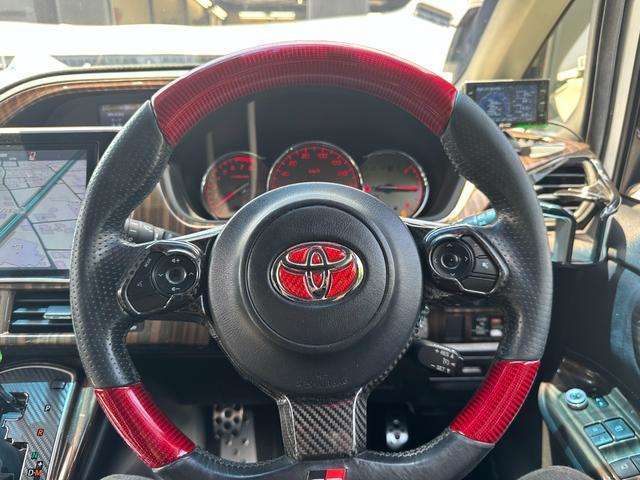 当該車両はハンドル交換をされている車両となります。純正より多少小径化されておりますので握りやすくなっております。また、レッドカーボン化されておりますので目で見ても楽しめます！