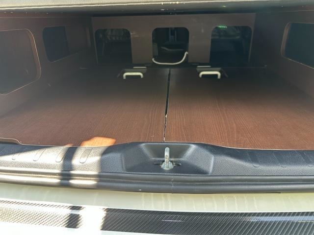 当該車両にはベットキットが組み込まれております。もちろんシートを倒して7人乗りにすることも出来ます。ある程度の重さにも耐えることが出来ますので重宝されます！ベットキット下部はこのようにカスタム済みです