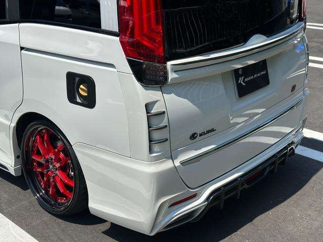 当該車両は左右でホイールのカラーをチェンジしております。左右を同時に見ることが出来ない分こだわりを持ったカスタムをしております。特殊カラーのホイールとなっておりますので他と被ることはないです！