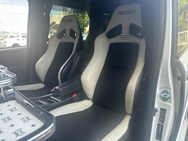 当該車両はRECAROのセミバケットシートをインストール。助手席まで抜かりなく交換されております。長距離運転でも疲れることのないシートになります。ホールド性もUPされております。