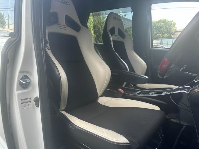 当該車両はRECAROのセミバケットシートをインストール。助手席まで抜かりなく交換されております。長距離運転でも疲れることのないシートになります。ホールド性もUPされております。