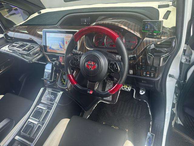 当該車両はハンドル交換をされている車両となります。純正より多少小径化されておりますので握りやすくなっております。また、レッドカーボン化されておりますので目で見ても楽しめます！
