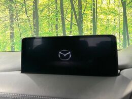 【10.25インチマツダコネクト】車内の雰囲気にマッチした大型ディスプレイ。スマホ接続でのナビ使用やBluetooth再生等、様々な機能が楽しめます。直感的なダイヤル操作が可能で、使い勝手も良好です。