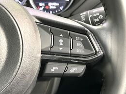 【マツダ・レーダークルーズコントロール】高速道路での長距離走行が楽に！自動で速度を保つクルーズコントロールが、衝突軽減システムと連携し、前方の車両を感知して車間を保つように速度調節してくれます！！