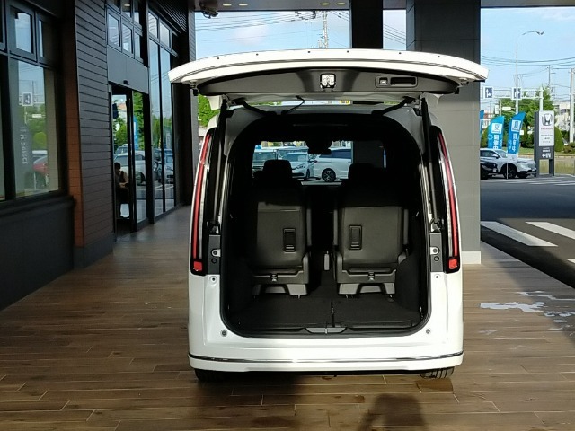 ■荷室は開口部が大きく、荷物の積み下ろしがスムーズ。後部座席を倒すことでさらに広くなり、使い勝手が良く便利です☆