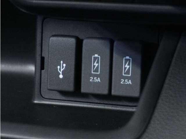 USB接続、スマートフォンの充電等にも便利なUSBチャージャー。使いやすい場所に装備されています。