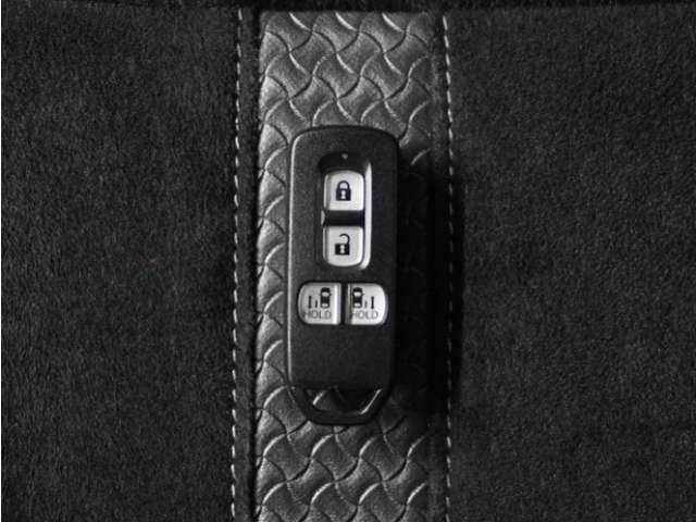 ◆スマートキー◆カギをバッグやポケットに入れたままでもドアロックの開閉ができる『スマートキー』！雨天や暗くなってもカギを取り出す必要がなくドアの開錠＆エンジンも始動できます