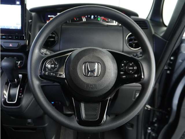 【Honda SENSING】 カメラ等装置で精度の高い検知能力を発揮、安全運転を支援します。ステアリング上のコントローラーに注目！