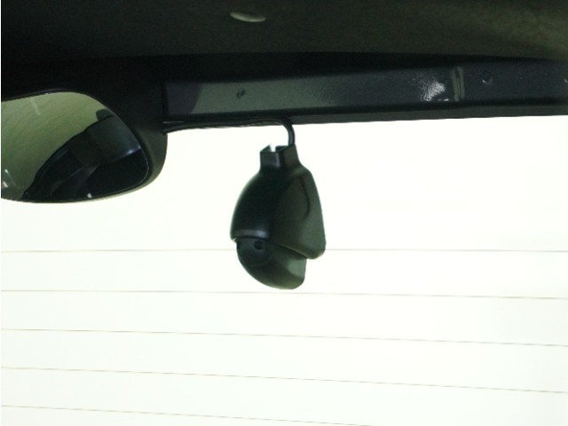 この車にはリアにもドライブレコーダーを装備しております◆映像・音声などを記録する自動車用の装置です。　もしもの事故の際の記録はもちろん、旅行の際の思い出としてドライブの映像を楽しむことができます。