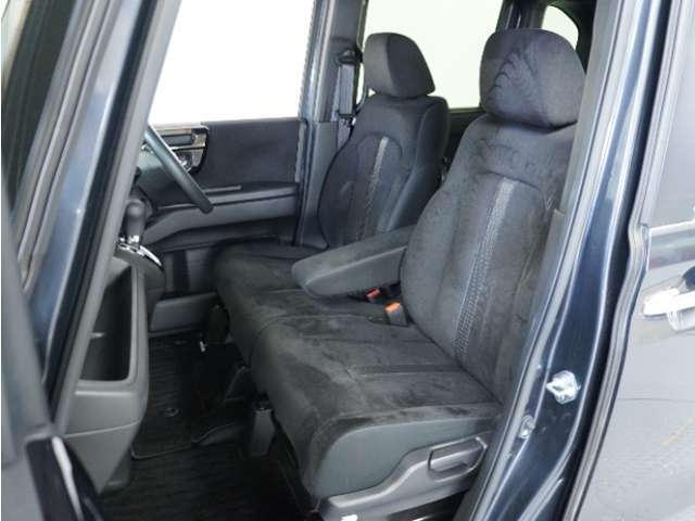 運転席と助手席は足元が繋がっているので自由に行き来しやすいので駐車場が狭いときでも助手席側からスムーズに乗り降りできて便利！