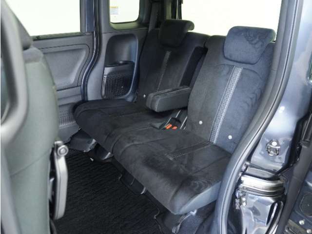 家族やご友人とBBQに行くとき、楽しさは道中の車内から始まっています！このベンチシートに座って、みんなで和気あいあい盛り上がりましょう！