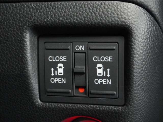 ◆両側電動スライドドア◆狭い駐車場でも乗り降りが楽々♪お子様が隣の車にドアを当ててしまう心配もございません！小さなお子様連れの方もこれで安心。