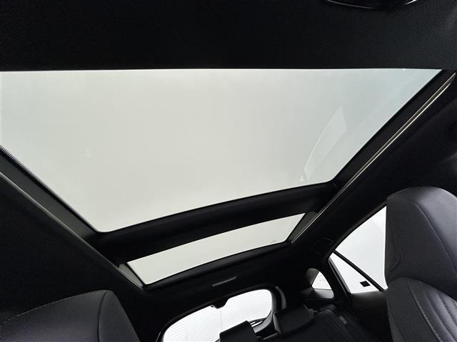 【ガラスルーフ】解放感溢れるガラスルーフ！！車内には太陽の穏やかな光が差し込みます♪