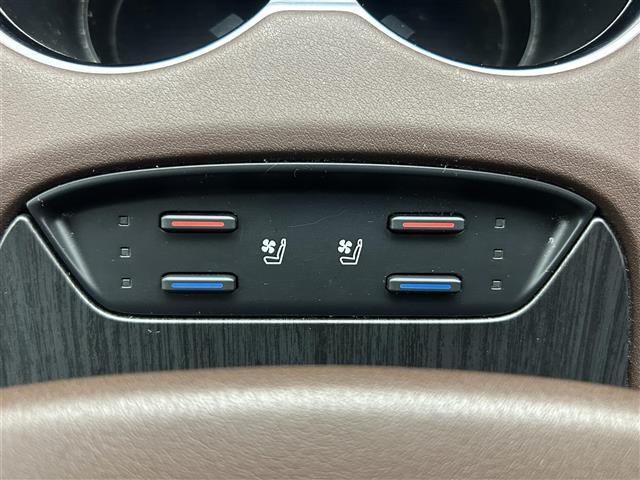 【シートベンチレーション】夏場の暑い日でも、シートの座面や背もたれの部分から風が送られてくるので、蒸れを防ぎます！また換気などの効果もあり、室内環境を整えてくれます。