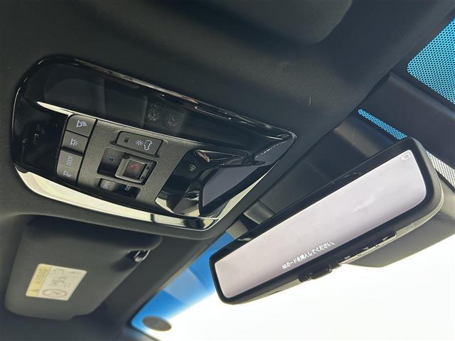 【デジタルインナーミラー（トヨタ）】車両後方カメラの映像をルームミラーに映すことが出来ます。 そのため、後席に人や荷物があって後方が見えづらい場合でもしっかり視界を確保することが出来ます。