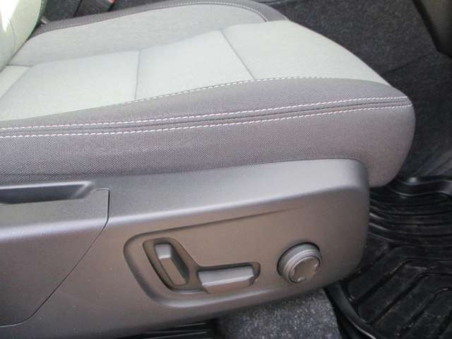 運転席パワーシート＆電動ランバーサポート！前席シートヒーター！！