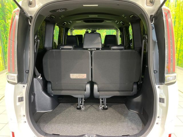 普段のお買い物や通勤、送迎等に十分な荷室スペースを確保しております。サードシートを倒すと、大きな荷物の積載も可能です♪