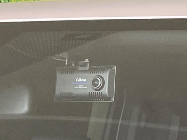 【ドライブレコーダー】安心・安全なカーライフに必須のドライブレコーダーを装備！走行中はもちろん、あおり運転や事故に遭遇した際の状況も映像で記録し、万一のリスクに備えます。