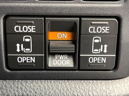 【両側パワースライドドア】スマートキーや運転席のスイッチで後席両側スライドドアの開閉が可能♪電動だから力を入れてドアを開ける必要が無く、小さなお子様でも簡単に開け閉めでき快適です♪