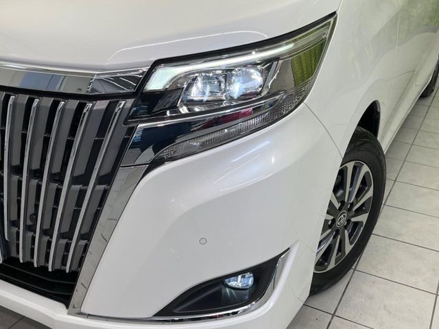 【LEDヘッドライト】悪天候や夜間走行時も良好な視界を確保し安心して運転できる高輝度LEDヘッドライトを装備！点灯速度が早く、消費電力も抑えられています。