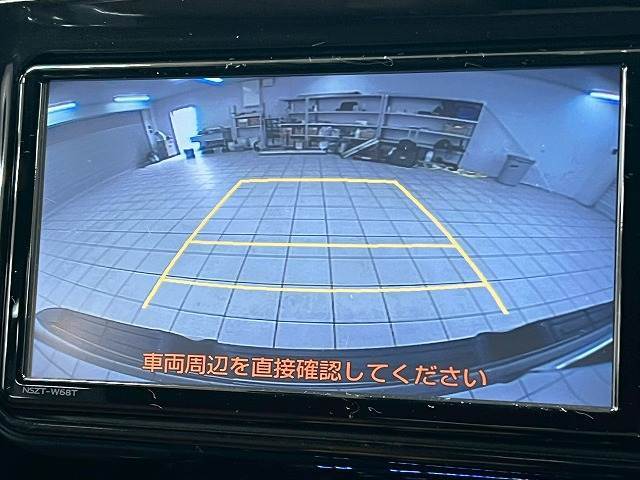 【カラーバックモニター】を装備しております。リアの映像がカラーで映し出されますので日々の駐車も安心安全です。