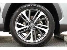 スポーティな印象を与える純正ホイールです。どこまでも走っていきたくなるようなデザインですね♪