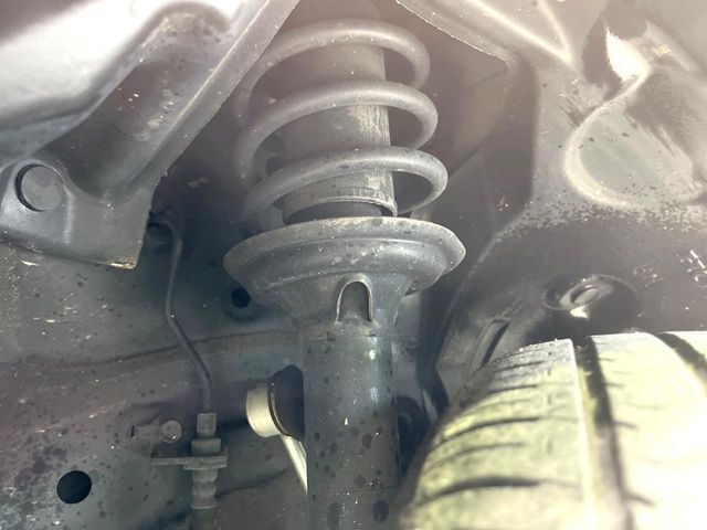 お車を安心してお乗りいただく為には、足回りの定期点検が欠かせません。サービスサポート（有償保証）では無料点検もご提供しており、安心のカーライフをお過ごしいただけるサポート体制が整っています。