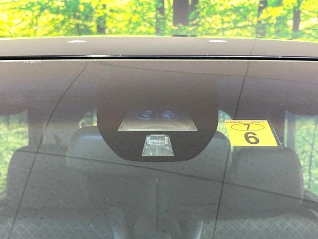 【ホンダセンシング】走行中に前方の車両等を認識し、衝突しそうな時は警報とブレーキで衝突回避と被害軽減をアシスト。より安全にドライブをお楽しみいただけます。