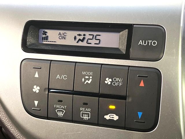 【オートエアコン】一度お好みの温度に設定すれば、車内の温度を検知し風量や温度を自動で調整。暑い…寒い…と何度もスイッチ操作をする必要はありません。快適な車内空間には必須の機能ですね♪