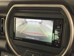 【バックモニター】後ろのカメラの映像がモニターに映し出されるので、後方の見えない死角や、障害物との距離感などもしっかり安全確認することができます！