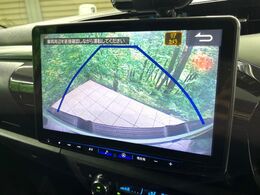 【バックカメラ】駐車時に後方がリアルタイム映像で確認できます。大型商業施設や立体駐車場での駐車時や、夜間のバック時に大活躍！運転スキルに関わらず、今や必須となった装備のひとつです！