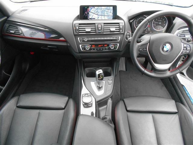 視認性の良い位置にある大型モニター、質感の高い内装や操作しやすいスイッチ類等、全てにBMWの拘りを感じられます。BMWが初めてという方にもこのお車でBMWの世界観が感じられると思います！