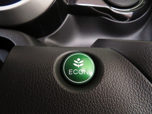 ECONボタンで低燃費モードに☆☆☆ECONスイッチを上手に使ってエコドライブ♪♪環境にもお財布にも優しい装備です☆☆☆