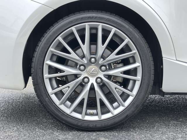 【純正18インチアルミホイール】　各メーカー社外ホイールの販売も承ります。