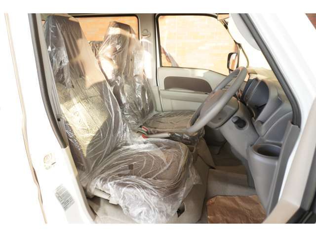 シートのへたりや大きな内装の痛みもございません