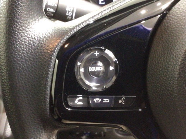ステアリングにオーディオ操作スイッチが付いています。オーディオ画面に直接タッチしなくても操作が出来ますので、運転に集中できます。