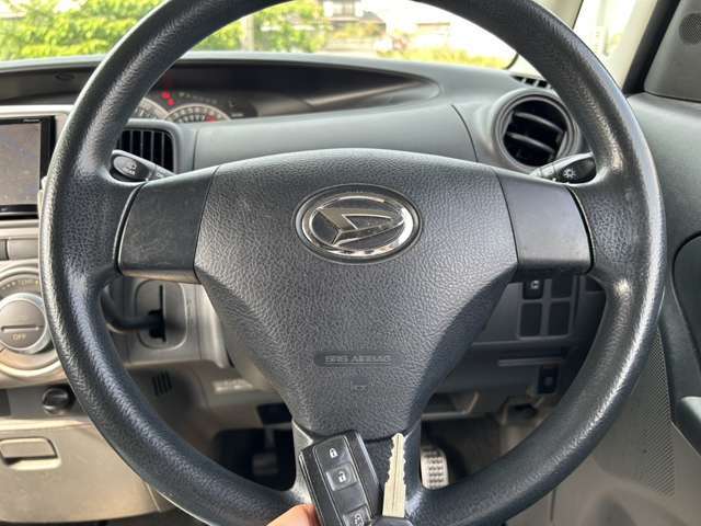 ハンドルは軽やかに回り、気持ちよく運転が出来ます。