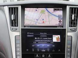 日産純正のメモリーナビ付きです。知らない場所にお出かけの際には非常に活躍します。Bluetoothを搭載しておりますので、運転中でもハンズフリーにて通話を行うことができます。