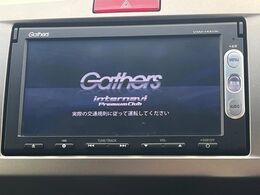 【純正ナビ】人気の純正ナビを装備しております。ナビの使いやすさはもちろん、オーディオ機能も充実！キャンプや旅行はもちろん、通勤や買い物など普段のドライブも楽しくなるはず♪