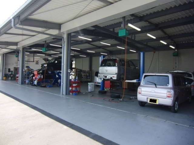 安心の中部運輸局指定の自社整備工場2箇所・ボディーリペアー工場を完備しています。納車前には、保安基準・検査基準に基づいた法定点検を実施して安心したカーライフをお届けします♪