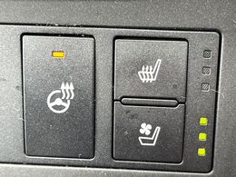 【ステアリングヒーター】冬場に冷たくなりやすい革巻きステアリングを、スイッチ一つで素早く適温に！エアコンよりも早く温まってくれるので、寒い日の運転も快適になりますね♪